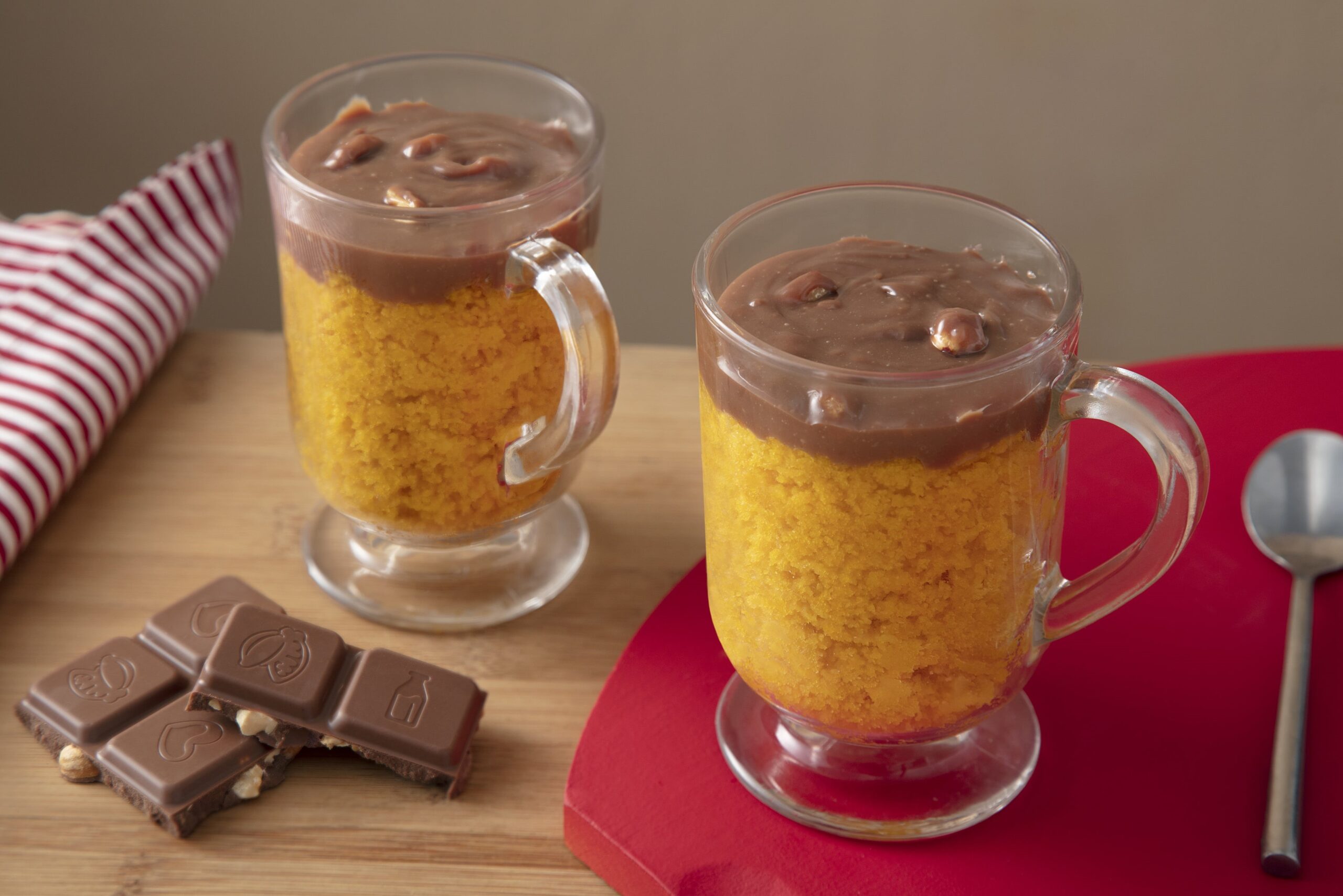 Bolo de caneca de cenoura com cobertura de chocolate